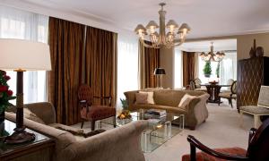 巴黎巴黎华威酒店（原香榭丽舍华威酒店）的客厅配有家具和吊灯。
