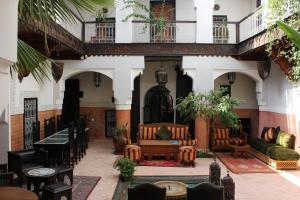 马拉喀什耶南埃尔卡迪摩洛哥传统庭院住宅的一座带桌椅的庭院