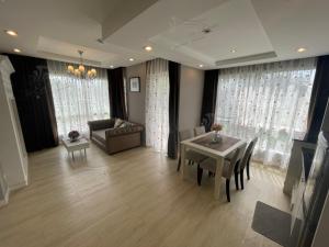 邦盛Exclusive Garden View 1 bedroom suite @Patio Bangsaen的客厅配有桌子和沙发