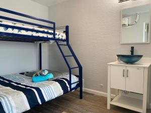 新士麦那海滩Ocean Eleven Suites的一间卧室配有一张双层床,枕头上配有一个娃娃