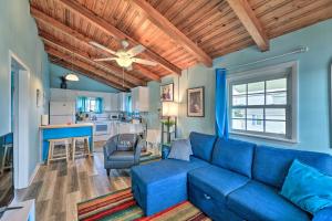大西洋滩Pet-Friendly Townhome, 2 Blocks to Atlantic Beach!的一间带蓝色沙发的客厅和一间厨房