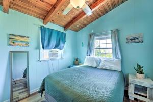 大西洋滩Pet-Friendly Townhome, 2 Blocks to Atlantic Beach!的蓝色的卧室设有床和窗户