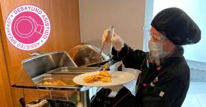 墨西哥城墨西哥机场酒店的戴着面具,拿着一盘食物的人