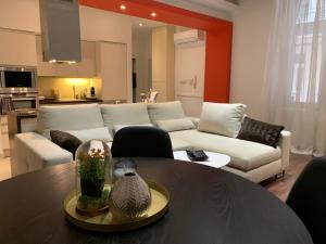 布达佩斯Budapest Downtown in Style - Luxury Apartment的客厅配有沙发和桌子