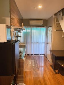 高松瓦町駅·home 301的客房设有带冰箱和桌子的厨房