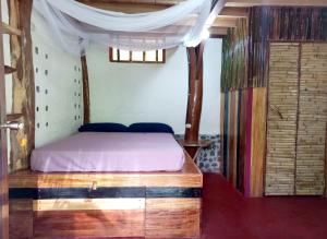 BalgueLa Urraca Loca Hostel的一间卧室配有一张床和两张蓝色椅子
