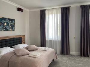 肯普隆格Maisonette Apartments的一间卧室设有一张大床和一个窗户。