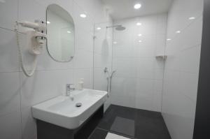 纽伦堡N9 Hotels的白色的浴室设有水槽和镜子