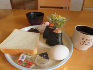 釜石Hotel Marue - Vacation STAY 78769v的桌上一盘食物,包括面包和鸡蛋