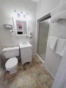 谢里登Holiday Lodge的白色的浴室设有卫生间和淋浴。