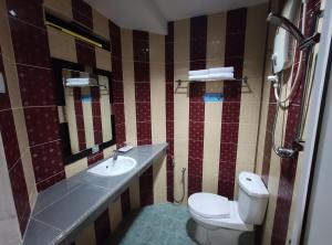 克提DARUL SALAM INN HOTEL的一间带卫生间和水槽的浴室