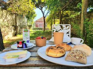 波尔图Porto Alegria Garden的一张桌子,上面放有面包和糕点盘