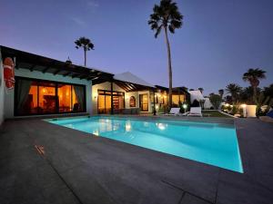 科斯塔特吉塞Villa Vista del Mar - Oceanfront Luxury with Private Pool的房屋前的游泳池