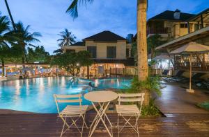 象岛麦克度假酒店的游泳池旁的桌椅