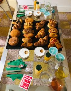 巴勒莫吉尤里奥瑟萨里24号住宿加早餐旅馆的一张桌子,上面放着一大堆糕点和其他食物