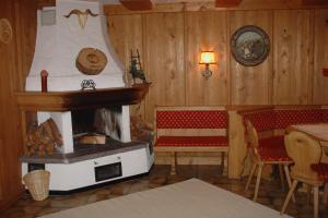 格英松比希尔膳食公寓酒店的客房设有壁炉、2把椅子和1张桌子。