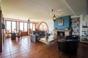 新阿森西奥Mar de viñas的带沙发和壁炉的客厅