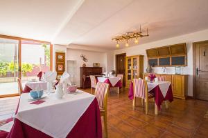 新阿森西奥Mar de viñas的一间设有红色和白色桌布的餐桌的用餐室