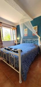 贝纳吉Hakuna matata的蓝色卧室,配有一张带天蓬的床