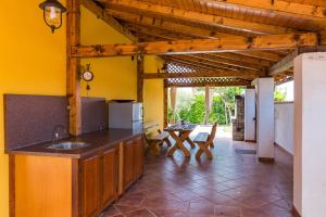 布耶Villa Nada的厨房设有黄色的墙壁和木制天花板