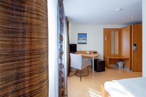 布尔弗洛斯巴赫尔酒店的带一张床的房间和一个带书桌的房间