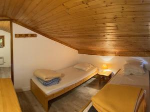 欧特吕斯Appartement Hauteluce, 2 pièces, 6 personnes - FR-1-293-95的一间卧室设有两张床和木制天花板