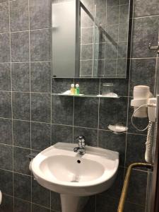 乌日霍罗德阿特兰特酒店的一间带水槽和镜子的浴室