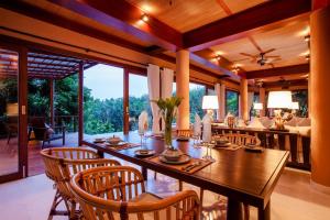 阁遥岛Villa Lydia, Koh Yao Noi的用餐室配有大型木桌和椅子