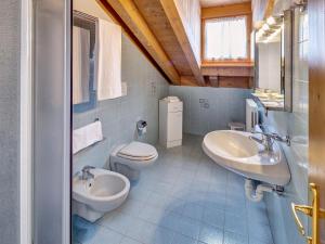 科尔蒂纳丹佩佐皮克尔波科尔酒店的一间带两个盥洗盆和卫生间的浴室