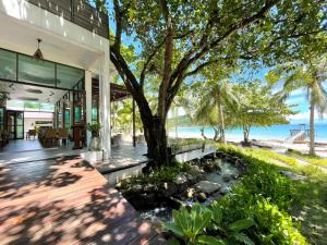 库德岛库德岛天然海滩度假酒店的树屋外景
