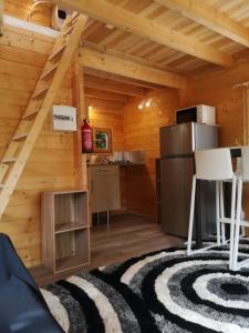 尼姆Le Petit Chalet de Nîmes Shantay Youstay的小木屋设有厨房和客厅。