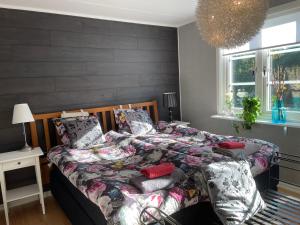乌德瓦拉Apartment Uddevalla Bohuslän Bubbelbad的一间卧室配有一张带被子和枕头的床