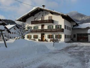 马夸特施泰因Schwaigerhof的一座大白房子,地面上积雪