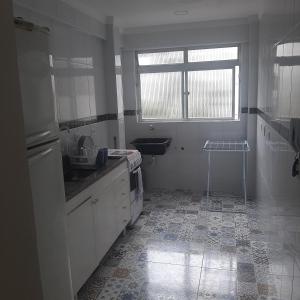 圣维森特岛cantinho do Xavier的白色的厨房设有水槽和窗户