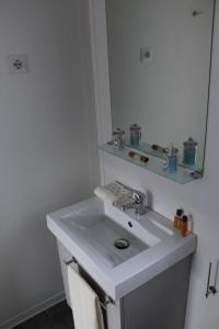 伊斯普拉Dkamping Village - International Camping Ispra的浴室设有白色水槽和镜子