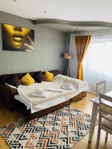 雅西Confort View Apartment Iași - 3 rooms-Like Home的一间卧室配有一张带黄色枕头的大床