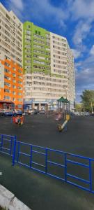 乌法Комфортная квартира на Комсомольской 148的大型建筑前的游乐场