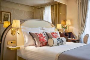 巴黎Hotel Westminster的配有枕头的床的酒店客房