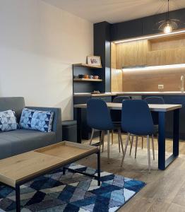 鲁塞Arletti Luxury Apartment的客厅配有沙发和桌椅
