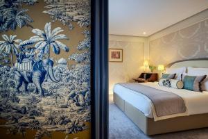 巴黎Hotel Westminster的一间卧室,拥有大象和棕榈树的壁画