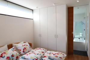 因斯布鲁克Chalet M&M的一间卧室配有床和白色橱柜