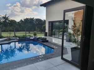 米德兰Luxury Boutique Home in Kyalami的一座房子后院的游泳池