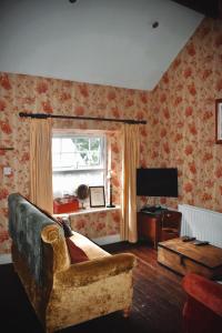 阿马Basil Sheils B&B Accommodation Armagh的带沙发和窗户的客厅