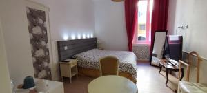 博洛尼亚Strada Maggiore 37的一间卧室配有一张床、一张书桌和一台电视