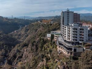 维拉·雷阿尔米拉科格酒店的山顶上高耸的建筑