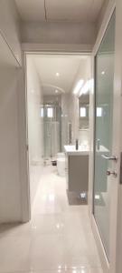 博洛尼亚Strada Maggiore 37的带淋浴、盥洗盆和卫生间的浴室