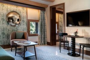 威尼斯Ca'di Dio-Small Luxury Hotel的客厅配有沙发和桌子