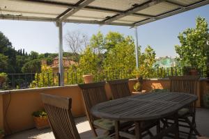 罗马拉斯提弗列丽城住宿加早餐旅馆的阳台配有天井桌椅,享有美景。