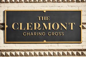 伦敦The Clermont London, Charing Cross的砖墙上的标志,上面读出元素的改变十字