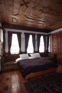 番红花城古尔夫萨夫兰博卢酒店的一间带一张大床的卧室,位于带窗户的房间内